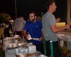 students eating after turkey bowl