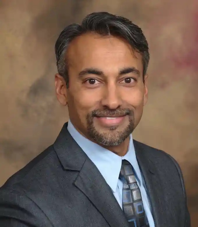 Headshot of Vijay Patel, DC, CCSP, ‘98.