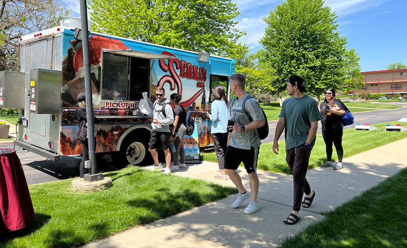 IL students enjoying food trucks