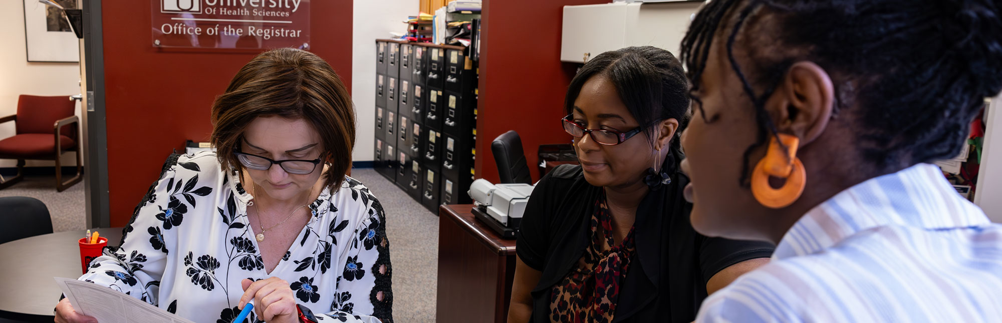 student speaking to registrar staff